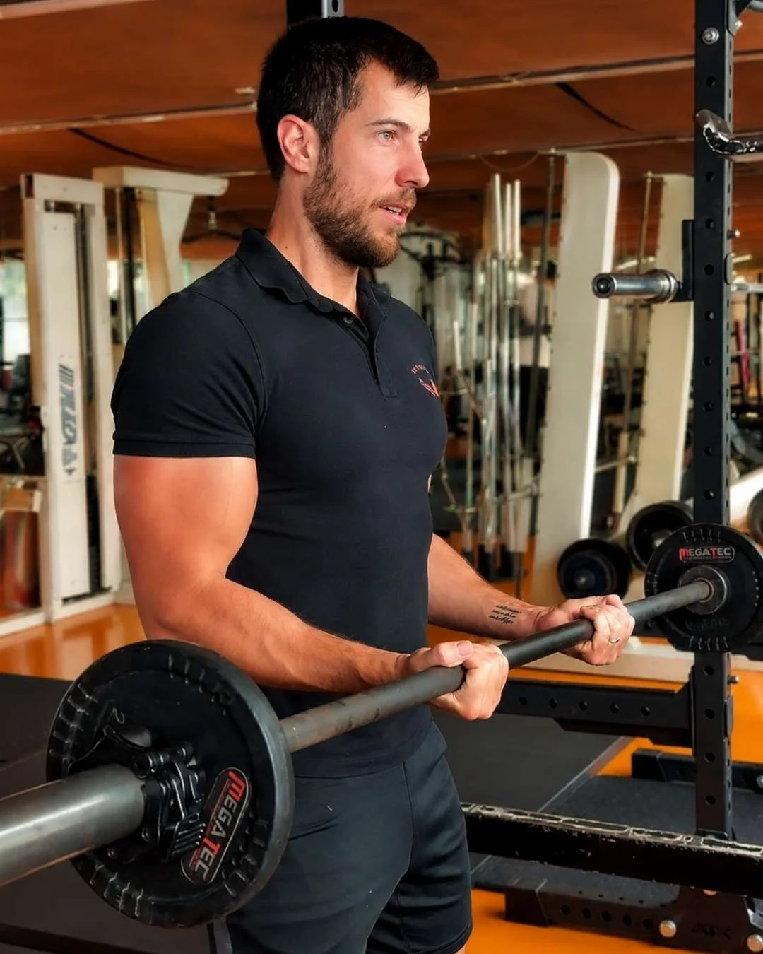 Fitness trener u Opatiji radi trening, bicepse