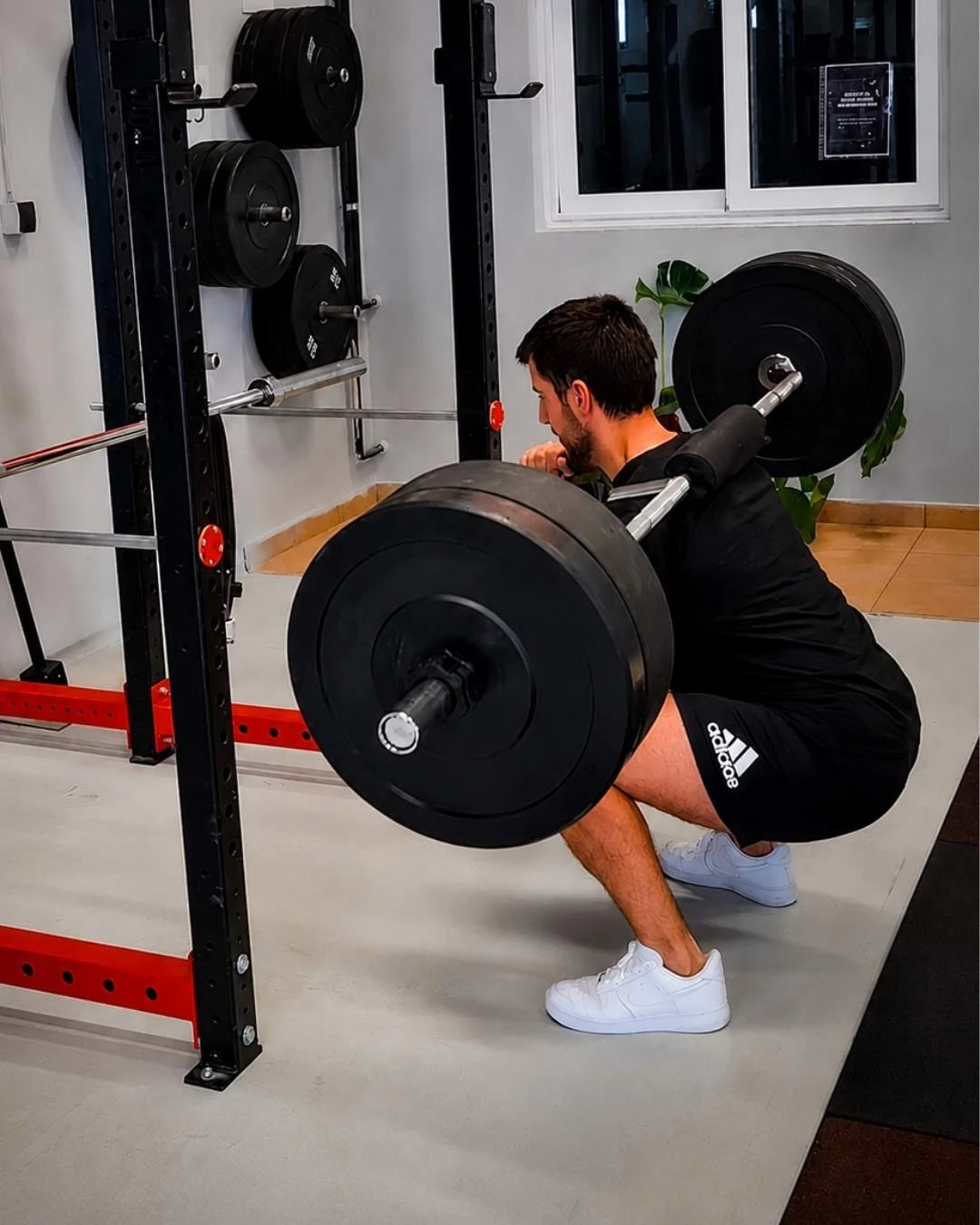 fitness trener u Rijeci radi čučanj s šipkom u teretani