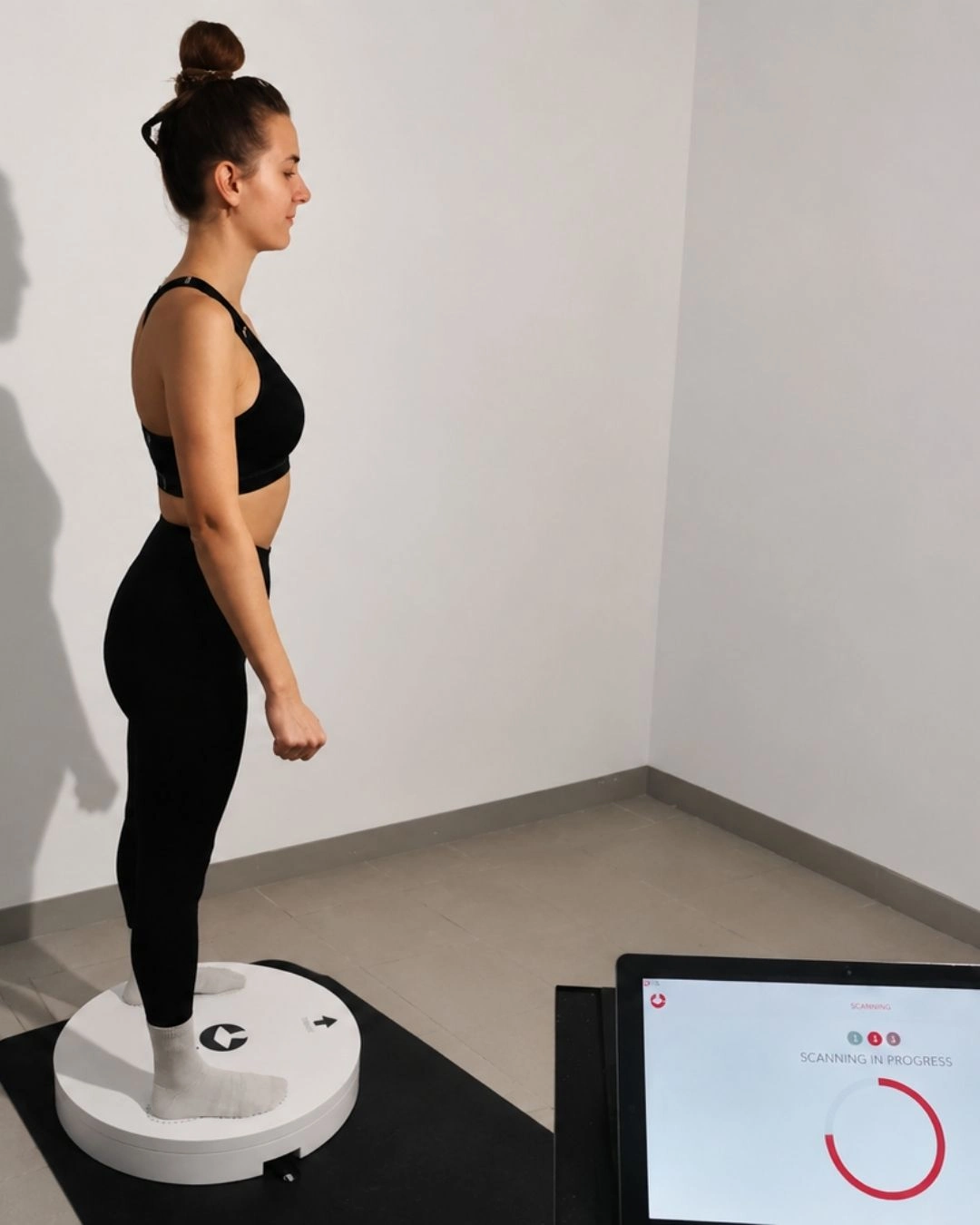 3D SKENIRANJE TIJELA 1 zenska osoba se skenira – personalni trener Rijeka